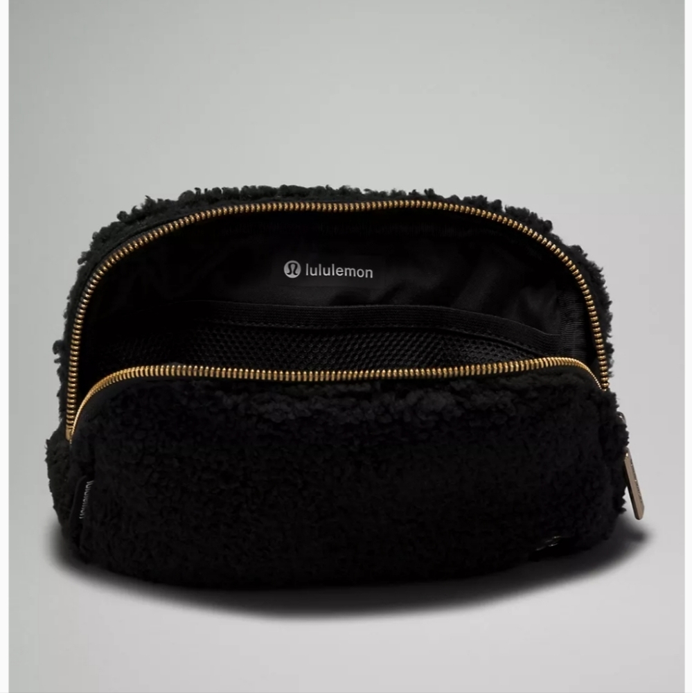 ๐ HOST PICK ๐ LULULEMON EVERYWHERE BELT BAG 1L BLACK AND GOLD FLEECE ๐ค๐ - Picture 5 of 9